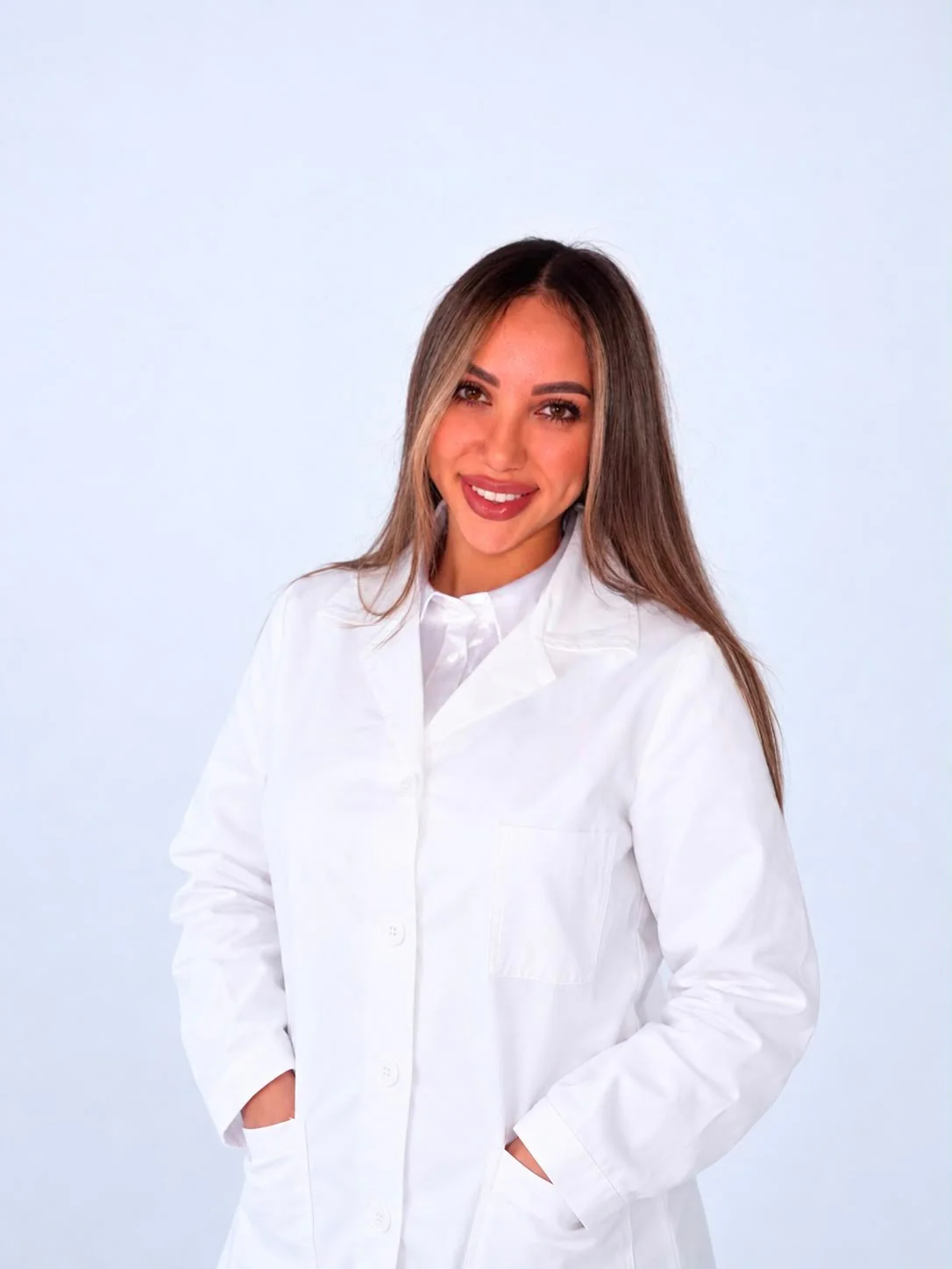 Dott.ssa Imane Majbar, biologa nutrizionista a Milano, in camice bianco