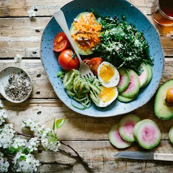 Tavola con ingredienti freschi e colorati