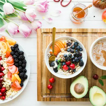 Colazione equilibrata con frutta, yogurt e avocado