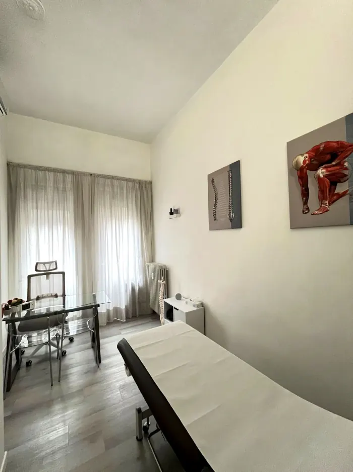 Vista d'insieme dello studio con lettino e scrivania