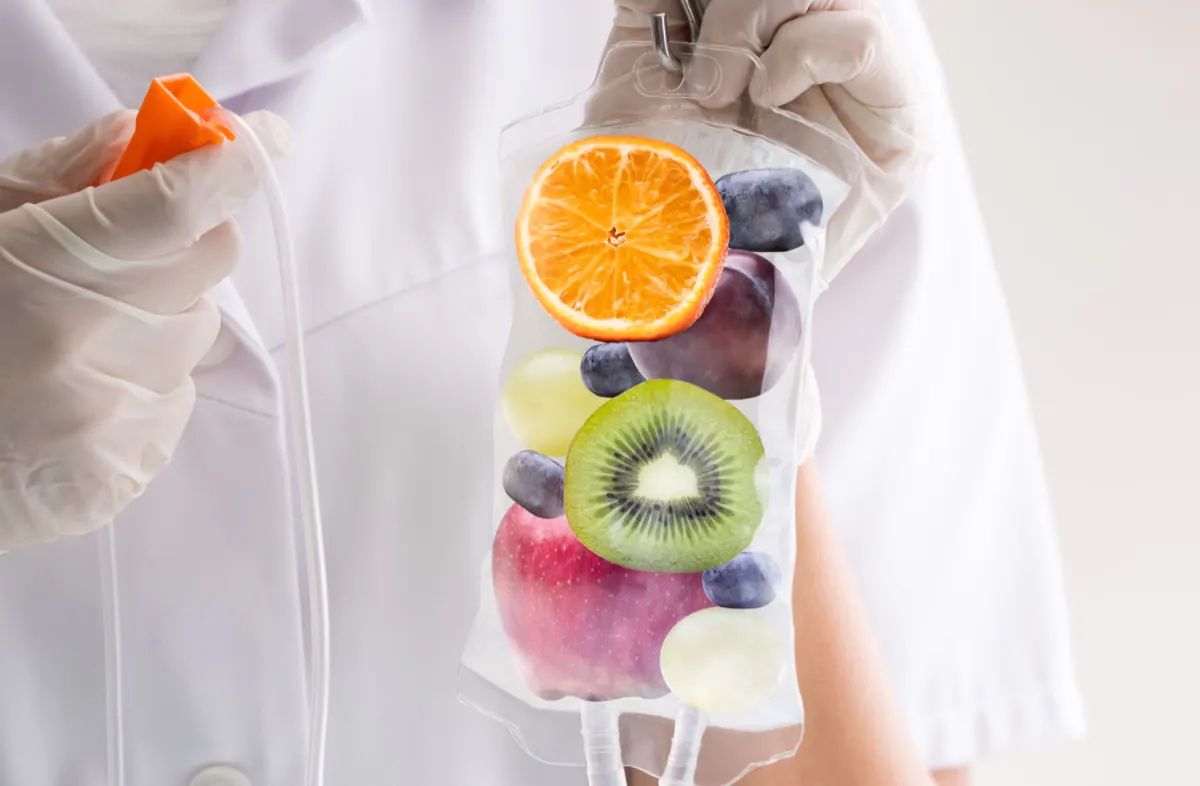 Sacca per flebo riempita di frutta fresca