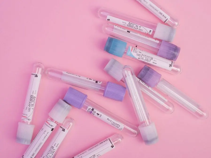 Provette per analisi del sangue su fondo rosa